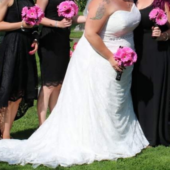 Plus size ivory lace wedding dress - Picture 4 of 8